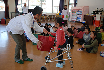 子どもたちがプレゼントを受け取る風景