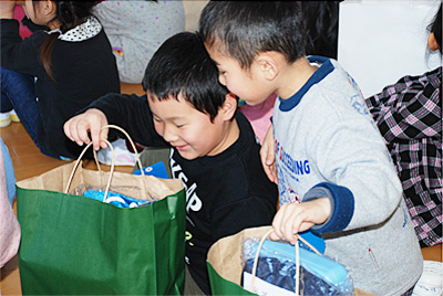 プレゼントを受け取った子どもたちの笑顔